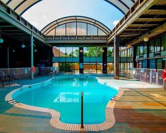 Newark Garden Hotel - Newark - Pool