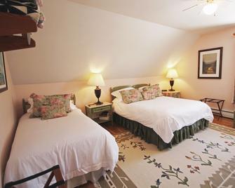 Highland Lake Inn - Andover - Bedroom