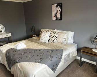 Charming 4-Bed House in Cheltenham Free Parking - Cheltenham - Bedroom