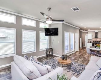 The Lantana Tiny Home ~ Cottage in The Woods ~ New Hot Tub & Doggy Play Yard - Willis - Living room