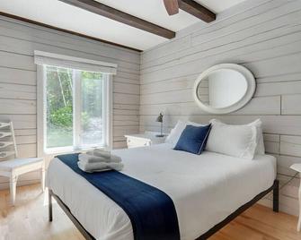 Lake Escape - Waterfront, Hot tub, Sleeps 14 - Wakefield - Bedroom