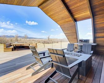 Riverfront Montana Retreat - Deck, Fire Pit & Pond - Whitehall - Patio