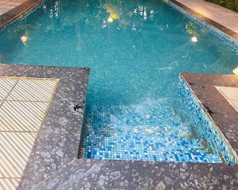 Savali Farm Stay - Guhāgar - Pool