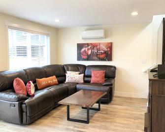 Entire Semi-Detached Kirkland Townhome - Kirkland - Living room