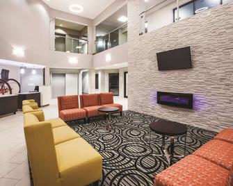 La Quinta Inn & Suites by Wyndham Kokomo - Kokomo - Area lounge