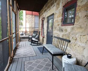 The Owl House, 1850's Historic Home: Luxury Steps from Downtown - Galena - Patio