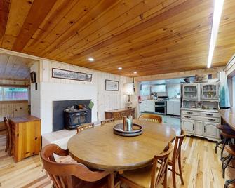 Ice Creek Hollow Wood Den at Wallowa Lake - Joseph - Dining room