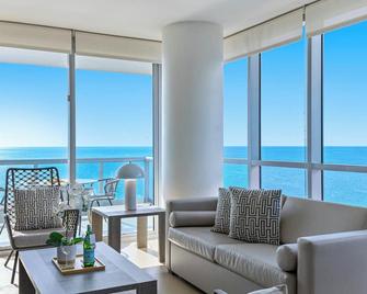 Dharma Home Suites Miami at Monte Carlo - Miami Beach - Living room