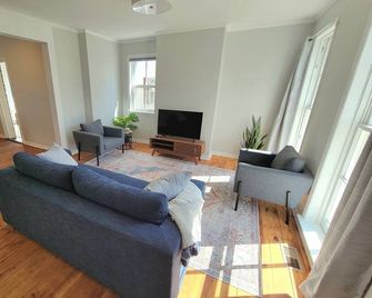 Historic Creekside Home - 2br 2.5ba - Downtown North East - North East - Living room