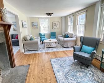 1860's Colonial House Near Downtown and Beaches! - Madison - Living room