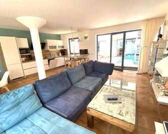 Pool, few min from the sea, protected inner courtyard - Pajara - Obývací pokoj