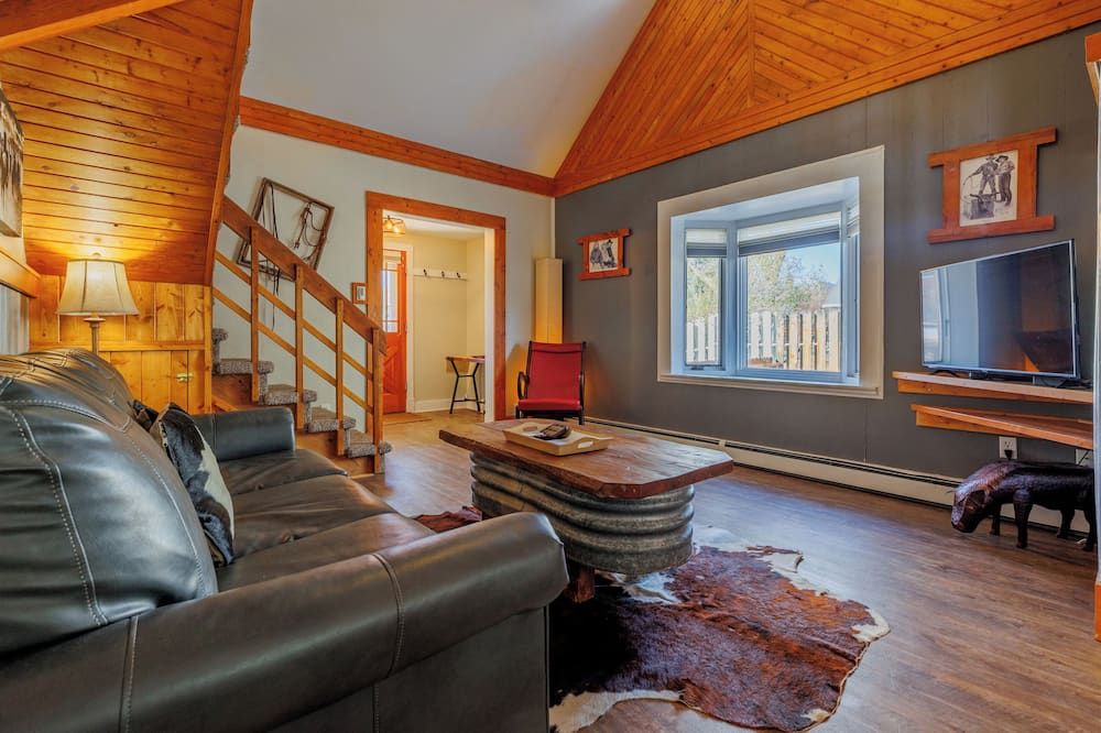 Happy Trails- Pet Friendly, Walk to Historic Downtown Cody - Cody - Living room