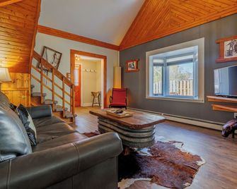 Happy Trails- Pet Friendly, Walk to Historic Downtown Cody - Cody - Living room