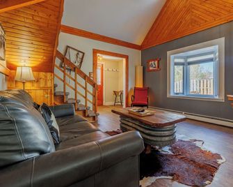 Happy Trails- Pet Friendly, Walk to Historic Downtown Cody - Cody - Living room