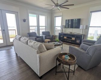 Arrive Early & Stay Late-Waterfront Luxury in Angler Bay - Hackberry - Living room