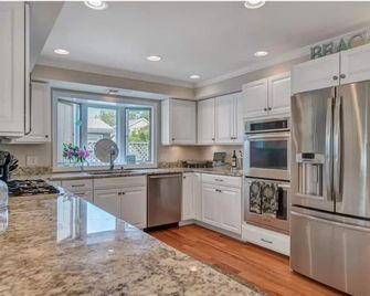 Cozy Home Right on Cosey Beach - East Haven - Kitchen