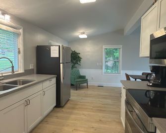 Gorgeous, fully renovated 3-bedroom house with AC in tranquil La Vale - La Vale - Kitchen