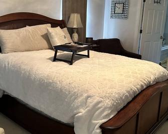 Blake Washington Estate Features Golfing/Tennis/Lake/Swimming Pool/Country Club! - Goldsboro - Bedroom