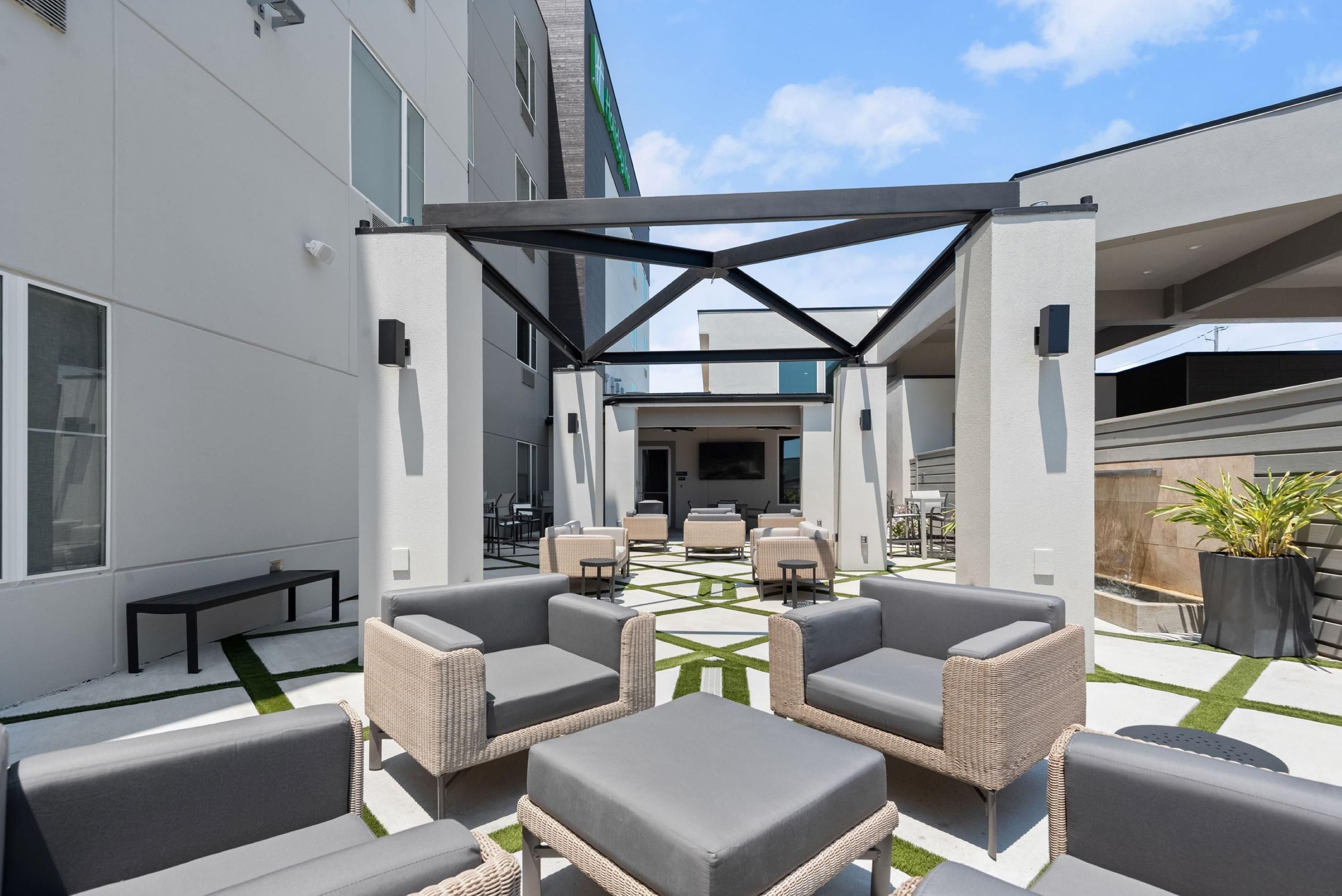 Holiday Inn Gonzales By IHG - Gonzales - Patio
