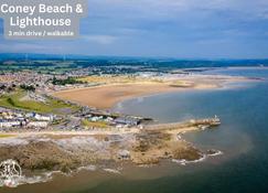 Brand New 200m From Ocean, High Spec Town Centre Entire Flat, 3 Bedrooms, Tvs All Rooms - Porthcawl - Building