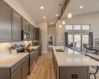 Altitude Adjustment by Innsbrook Vacations! - Innsbrook - Kitchen