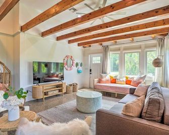 Hutchinson Island Cottage: Steps to the Beach - Hutchinson Island - Living room