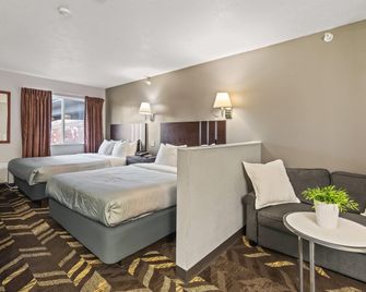Quality Inn and Suites Salina National Forest Area - Salina - Bedroom