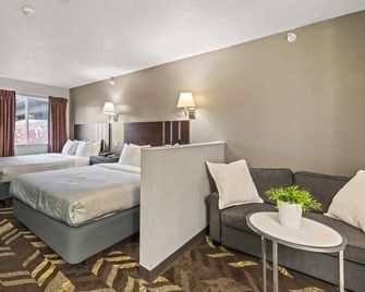 Quality Inn and Suites Salina National Forest Area - Salina - Bedroom