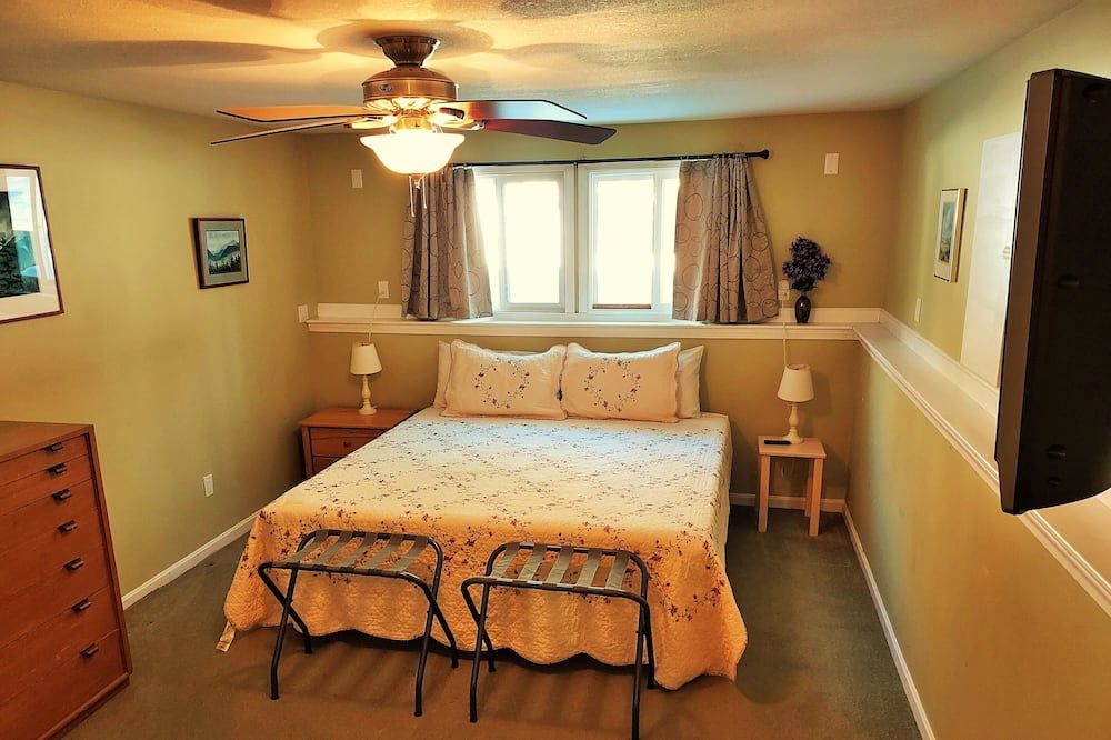 Perfect Location! 10 min. North to Storyland, 15 min. South to Outlet shopping. - Intervale - Bedroom