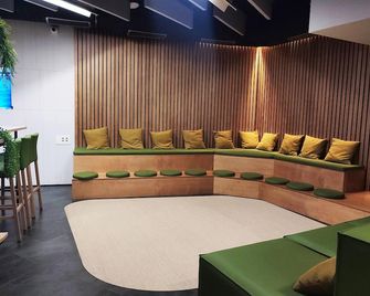 Twentytu Hostel Barcelona - ברצלונה - טרקלין