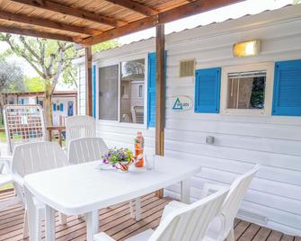 Happy Camp Mobile Homes In Camping Cisan - Bardolino - Patio