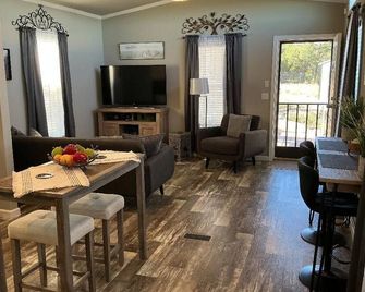 Escape to this serene mountain getaway – relax in nature’s beauty. Dogs welcome! - Edgewood - Comedor