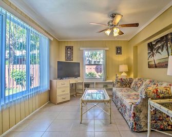 Sunny Pompano Beach Escape Near Golf & Dining! - Pompano Beach - Living room