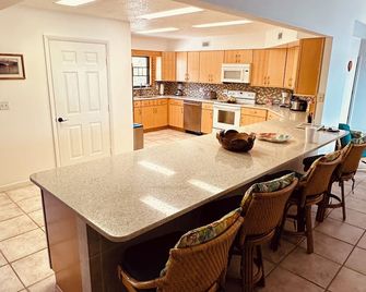 Flamingo Villa -Waterfront home, private dock with sunset views for 10 guests - Steinhatchee - Cocina