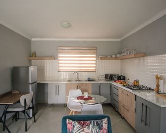 Serenity at Homely Escapes - Phalaborwa - Kitchen