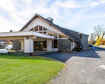 Econo Lodge Colonie Center Mall - Albany - Building