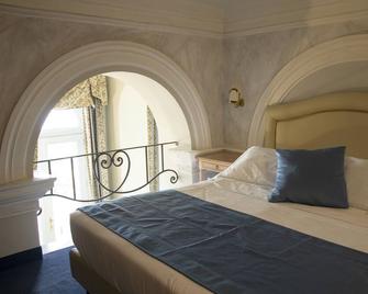 Hotel De La Ville - Civitavecchia - Bedroom