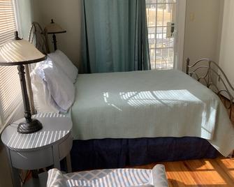 Cozy Bedroom with Private Entrance, Bathrm and nearby Lake Michigan View - Kenosha - Bedroom