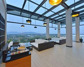 Whiz Prime Hotel Khatib Sulaiman Padang - Padang - Balcony