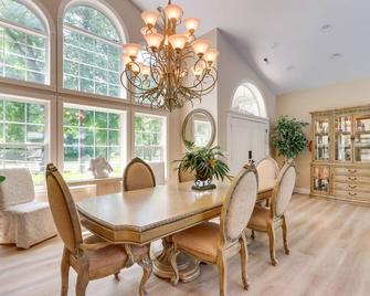 Pool, Hot Tub and Pickleball Court Lake Ozarks Home - Camdenton - Dining room