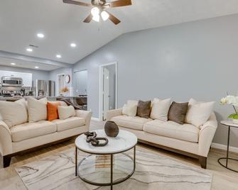 Atlanta Getaway with Private Yard 3 Mi to Airport - College Park - Living room