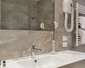 Alexander - Venice - Bathroom