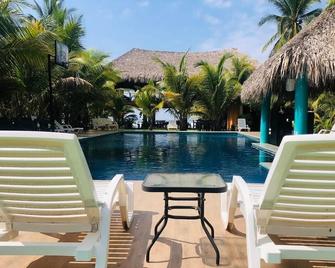 Sambo Mambo Beach Hotel - El Cuco - Piscina