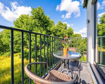 Ashview 8 - Heathrow - Business - Free Parking - Staines-upon-Thames - Balcony