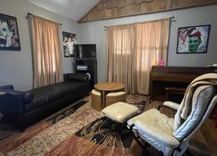 Full, Private, Artsy, Cozy, Creek-Side Home! - Tahlequah - Sala de estar