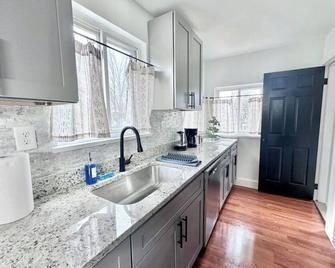Stylish, Spacious, 4 TV's, Game Room w/ Bar and Lounge Area - Clinton Township - Kitchen