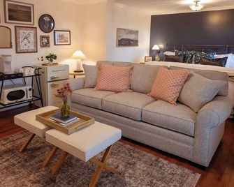Historic Riverview Inn Suite Nine - Chattanooga - Living room