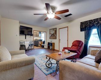 Riverside Niles Retreat with Fire Pit and Grill! - Niles - Living room