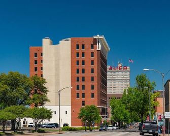 Affordable Getaway at Knights Inn Franklin Ave Waco! Pet-friendly, Free Parking - Waco - Bangunan