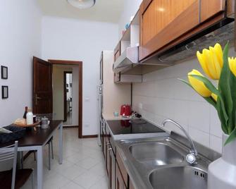 Central San Lorenzo Apartment - Roma - Cucina